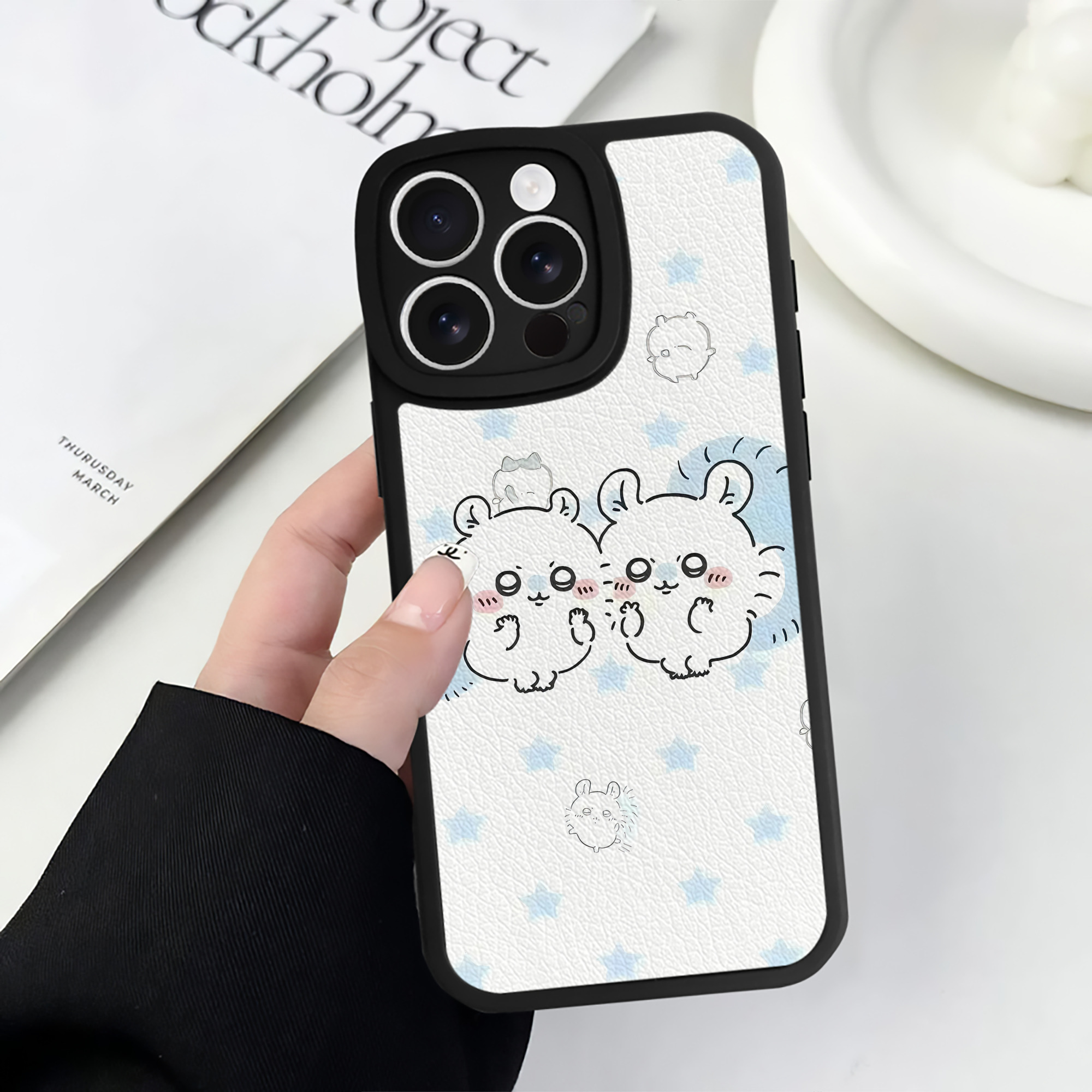 （画像用） ちいかわ Chii-kawa 【iPhone 16シリーズ対応】シリコンスマホケース（レザー調） 材質：シリコン